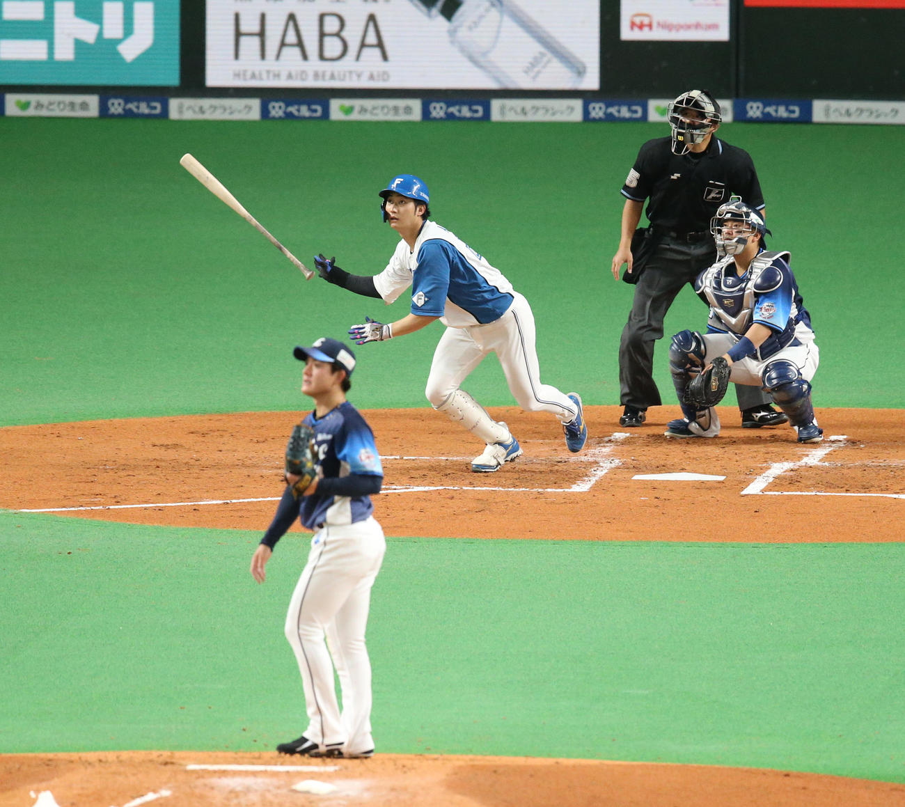 日本ハム対西武　2回裏日本ハム2死一塁、浅間は右越え2点本塁打を放つ。投手は与座（撮影・佐藤翔太）
