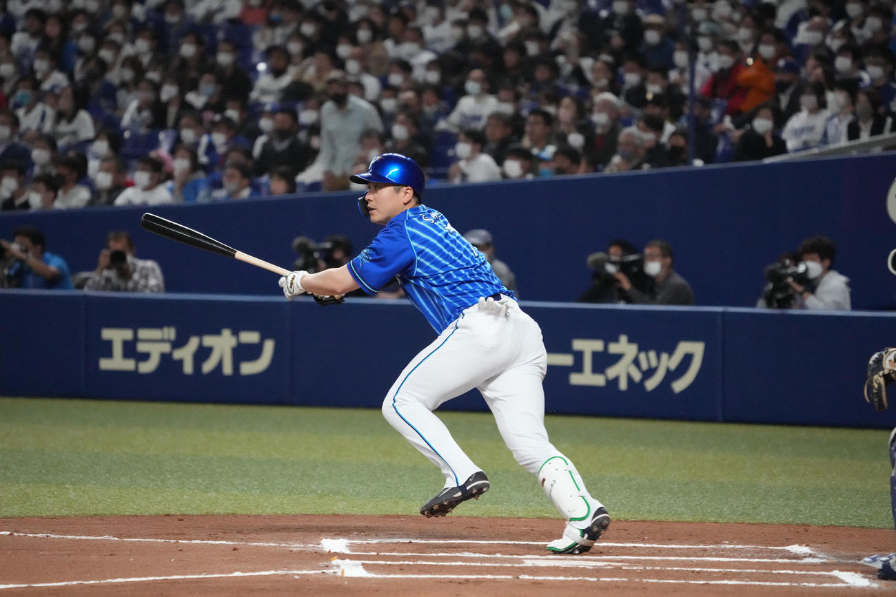 中日対DeNA 6回表DeNA1死一塁、中前打を放つ佐野（撮影・森本幸一）