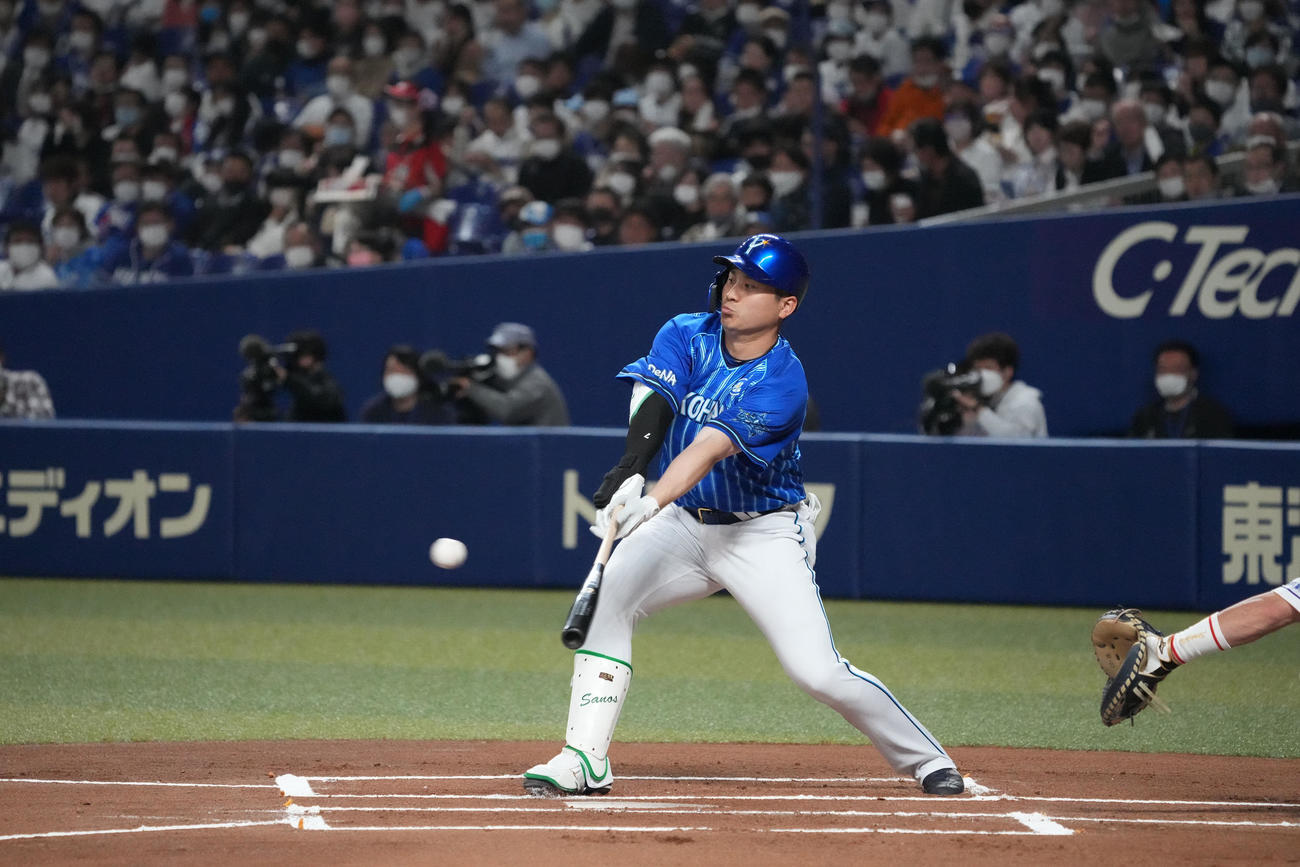 中日対DeNA 1回表DeNA2死、中前安打を放つ佐野（撮影・森本幸一）