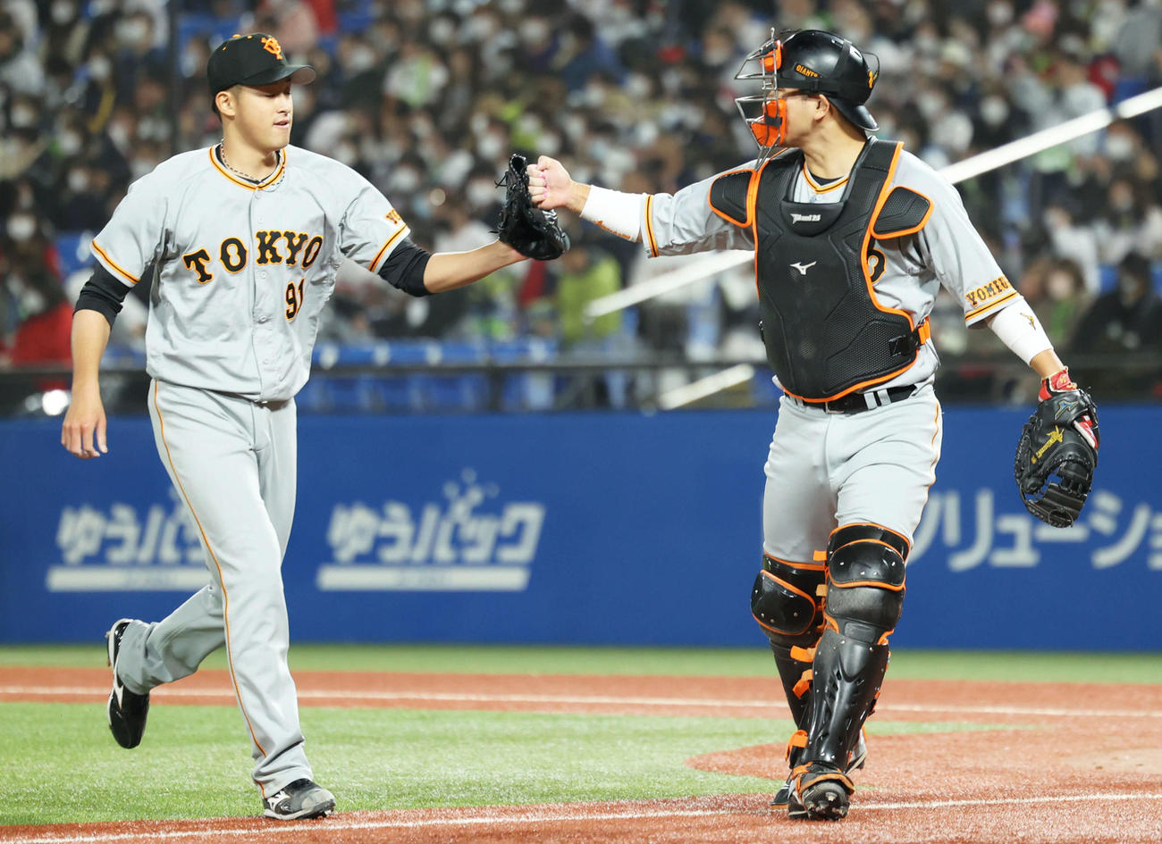 ヤクルト対巨人　4回裏を抑えグータッチを交わす堀田（左）と捕手大城（撮影・河田真司）