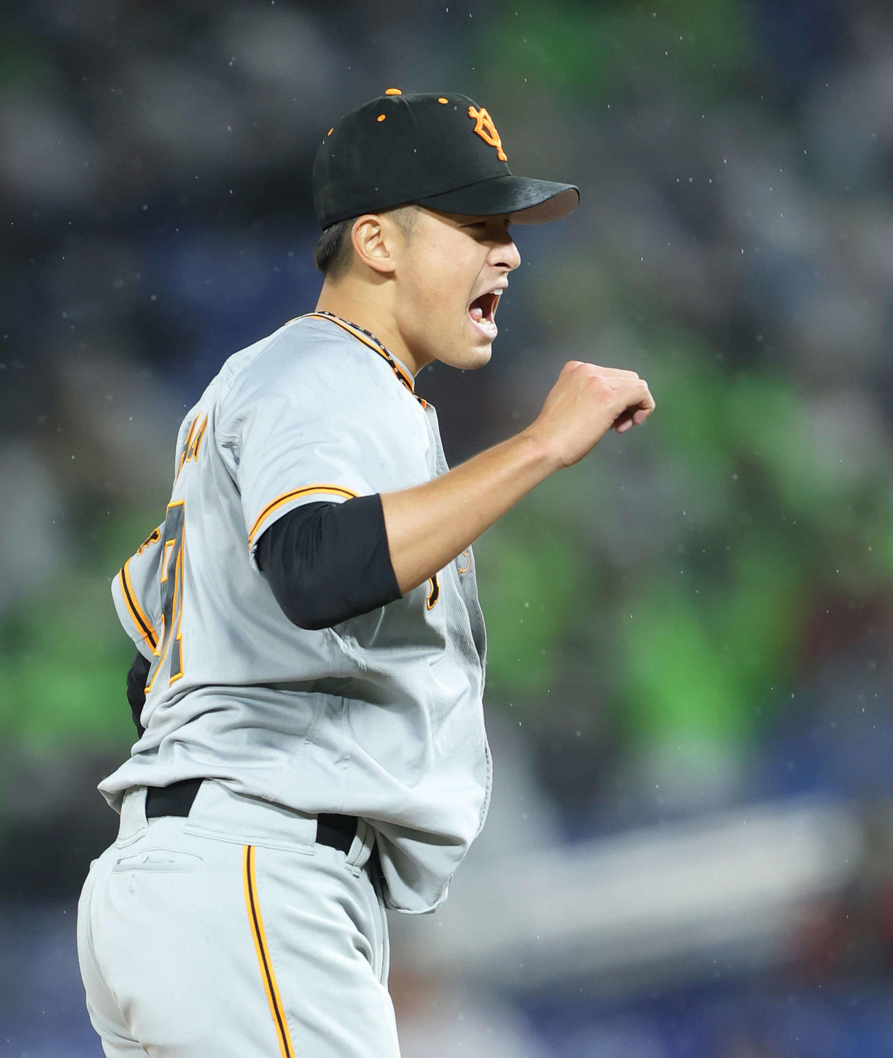 ヤクルト対巨人　6回裏ヤクルト2死一、三塁、山田を三振に抑え、雄たけびを上げガッツポーズする堀田（撮影・河田真司）
