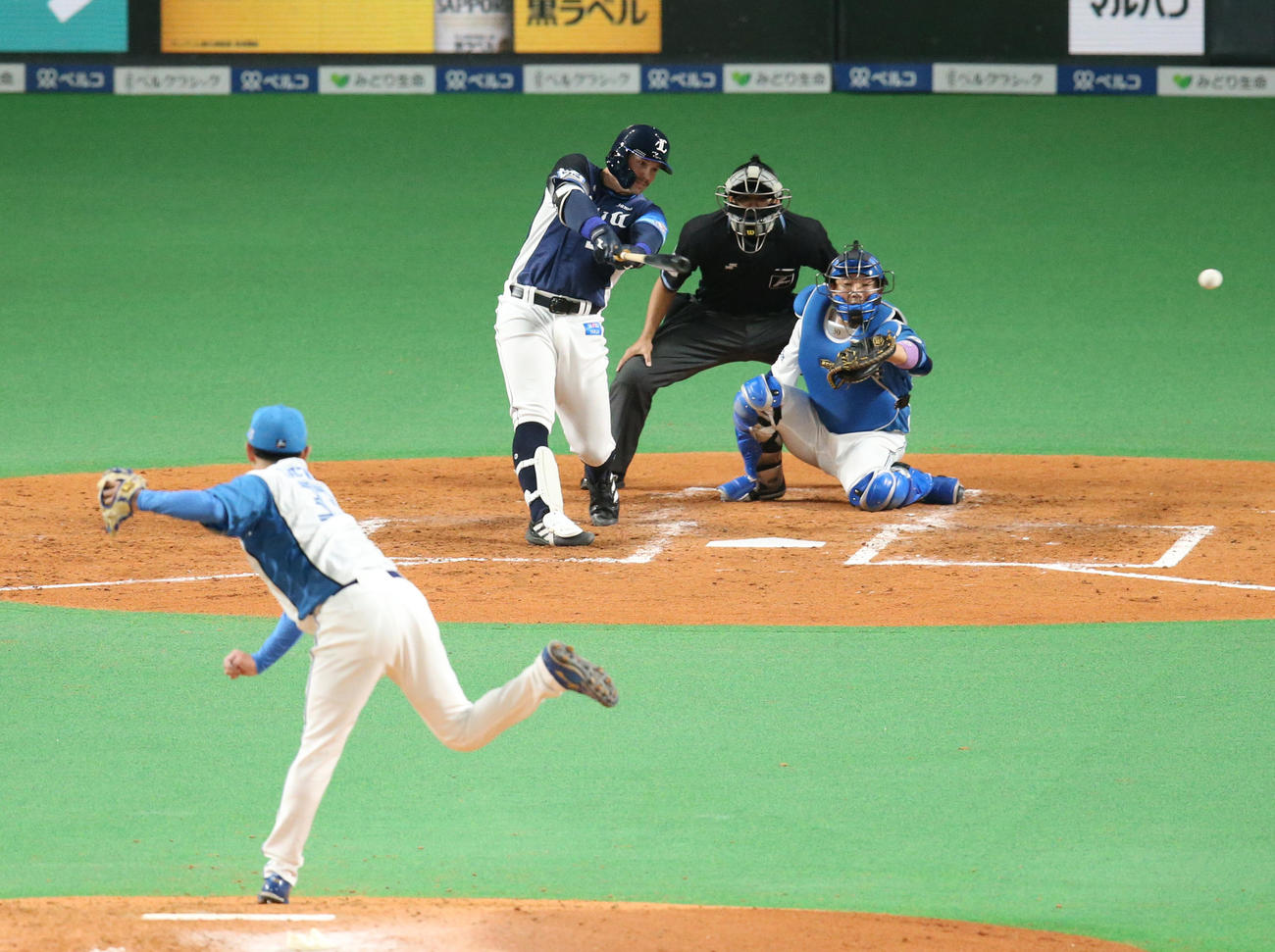 日本ハム対西武　5回表西武1死一、三塁、オグレディは適時二塁打を放つ。投手は立野（撮影・佐藤翔太）