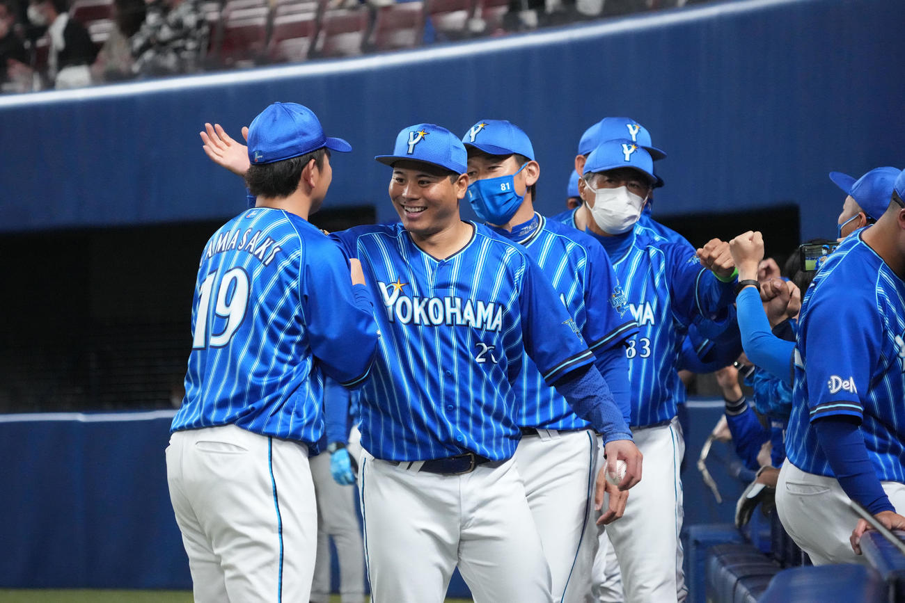中日対DeNA　試合終了、勝利に喜ぶ浜口（撮影・森本幸一）