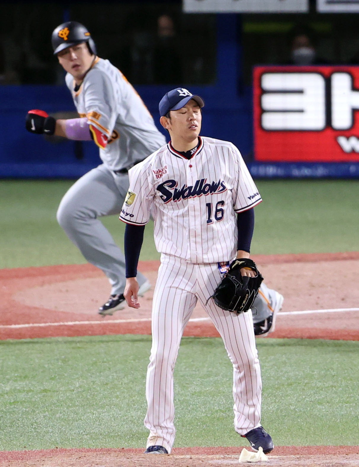ヤクルト対巨人　4回表巨人1死一、三塁、巨人岡本和に先制適時打を打たれ、悔しがるヤクルト先発の原（撮影・狩俣裕三）