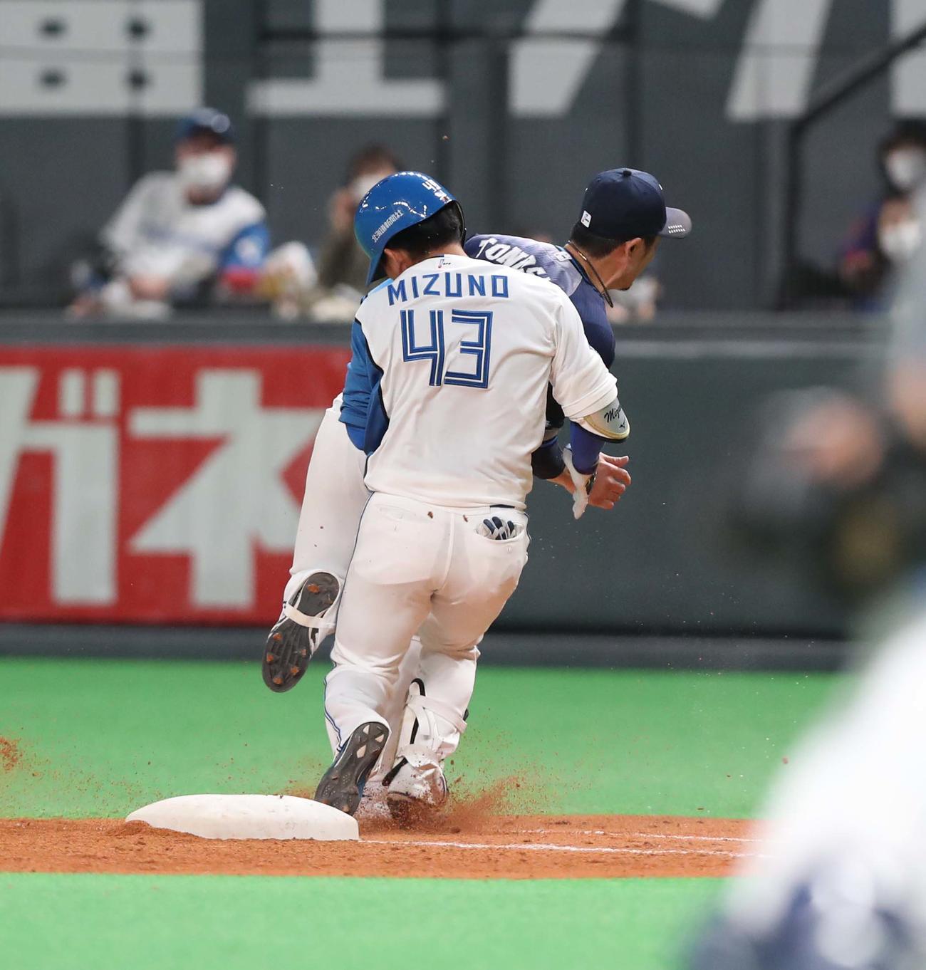 日本ハム対西武　5回裏日本ハム無死一塁、バントした水野は一塁カバーの外崎と激突する（撮影・黒川智章）