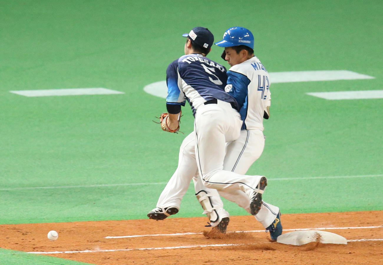 日本ハム対西武　5回裏日本ハム無死一塁、一塁ベースカバーに入った西武外崎（左）と駆け抜けようとした水野が交錯する（撮影・佐藤翔太）
