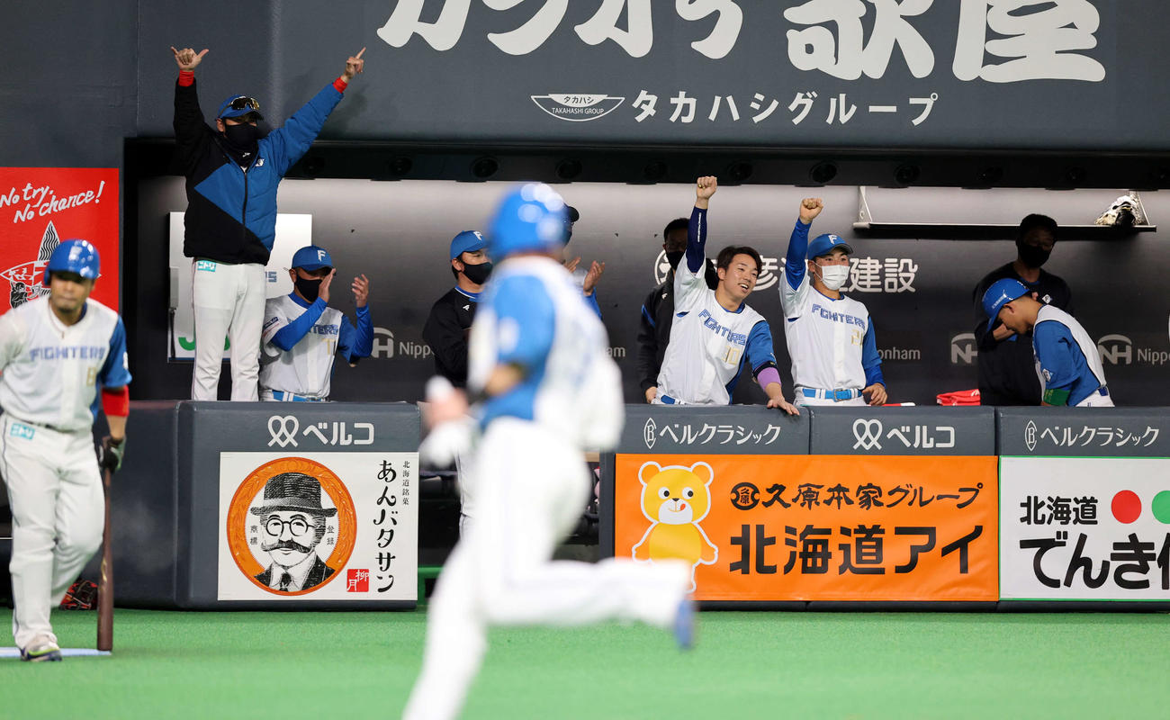 日本ハム対西武　5回裏日本ハム無死一、三塁、松本剛が左適時打を放ち、バンザイする新庄監督（左）ら日本ハムベンチ（撮影・浅見桂子）