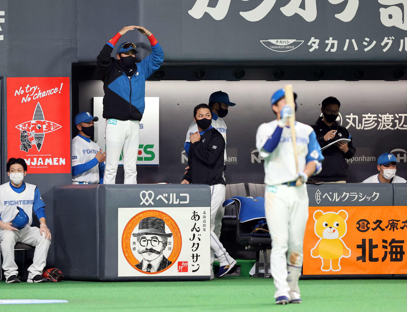 日本ハム対西武　5回裏日本ハム無死一塁、一塁で接触した水野に、OK？　と頭上で丸を作って確認する新庄監督（左）（撮影・浅見桂子）