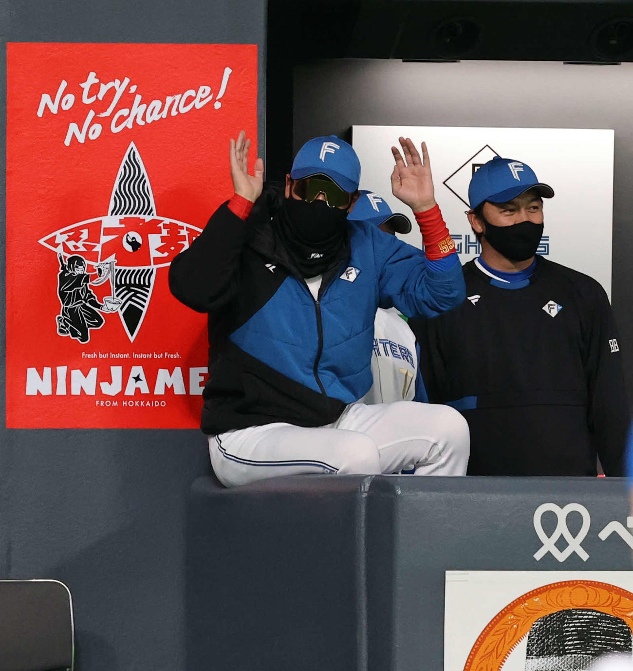日本ハム対西武　4回裏日本ハム無死一塁、石井が送りバントを決め、喜ぶ新庄監督（撮影・浅見桂子）
