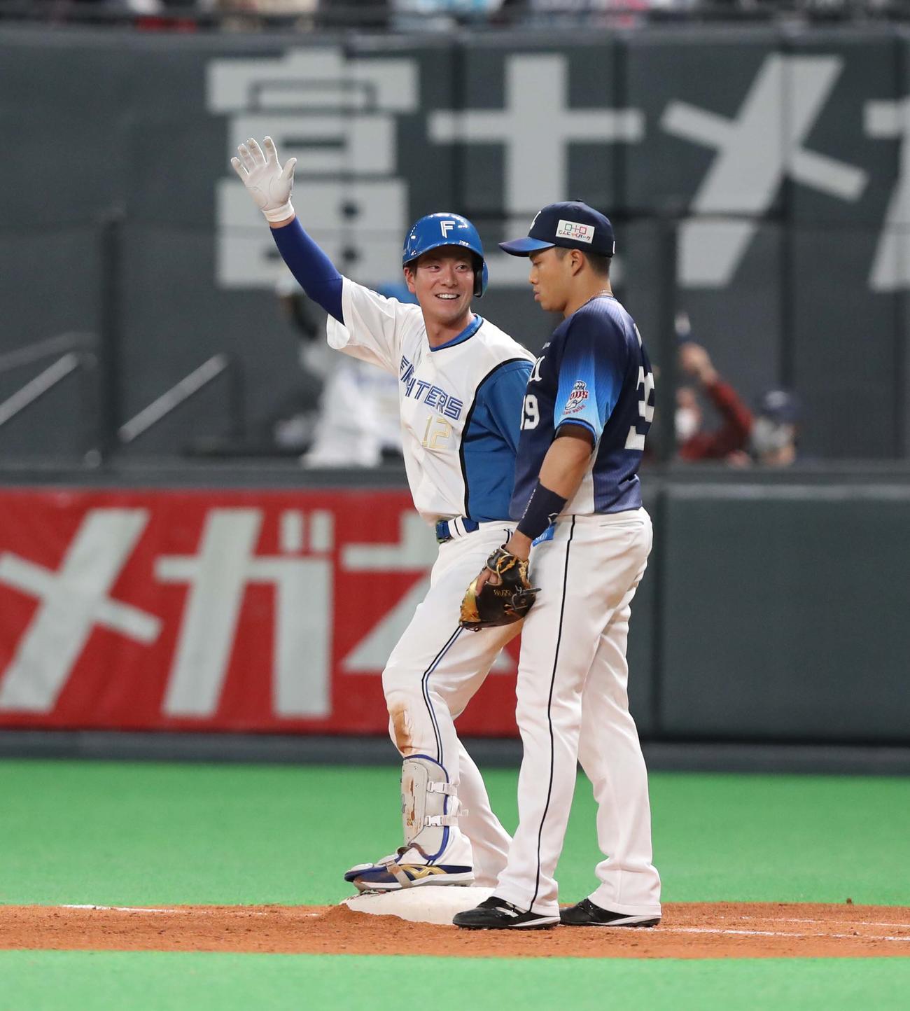 日本ハム対西武　7回裏日本ハム無死満塁、右前適時打を放ちポーズをとる松本剛（撮影・黒川智章）
