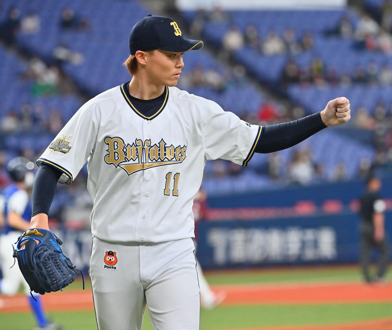 オリックス対楽天　初回を投げ終えベンチに戻るオリックス先発の山崎福（撮影・和賀正仁）