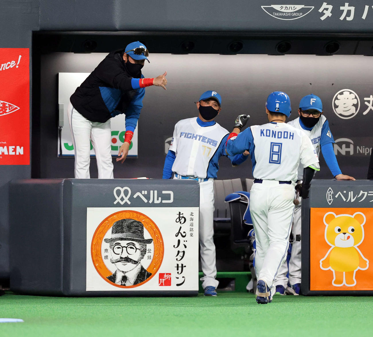 日本ハム対西武　7回裏日本ハム無死満塁、近藤（手前）が犠飛を放ち、笑顔のBIGBOSSポーズで迎える新庄監督（左）（撮影・浅見桂子）