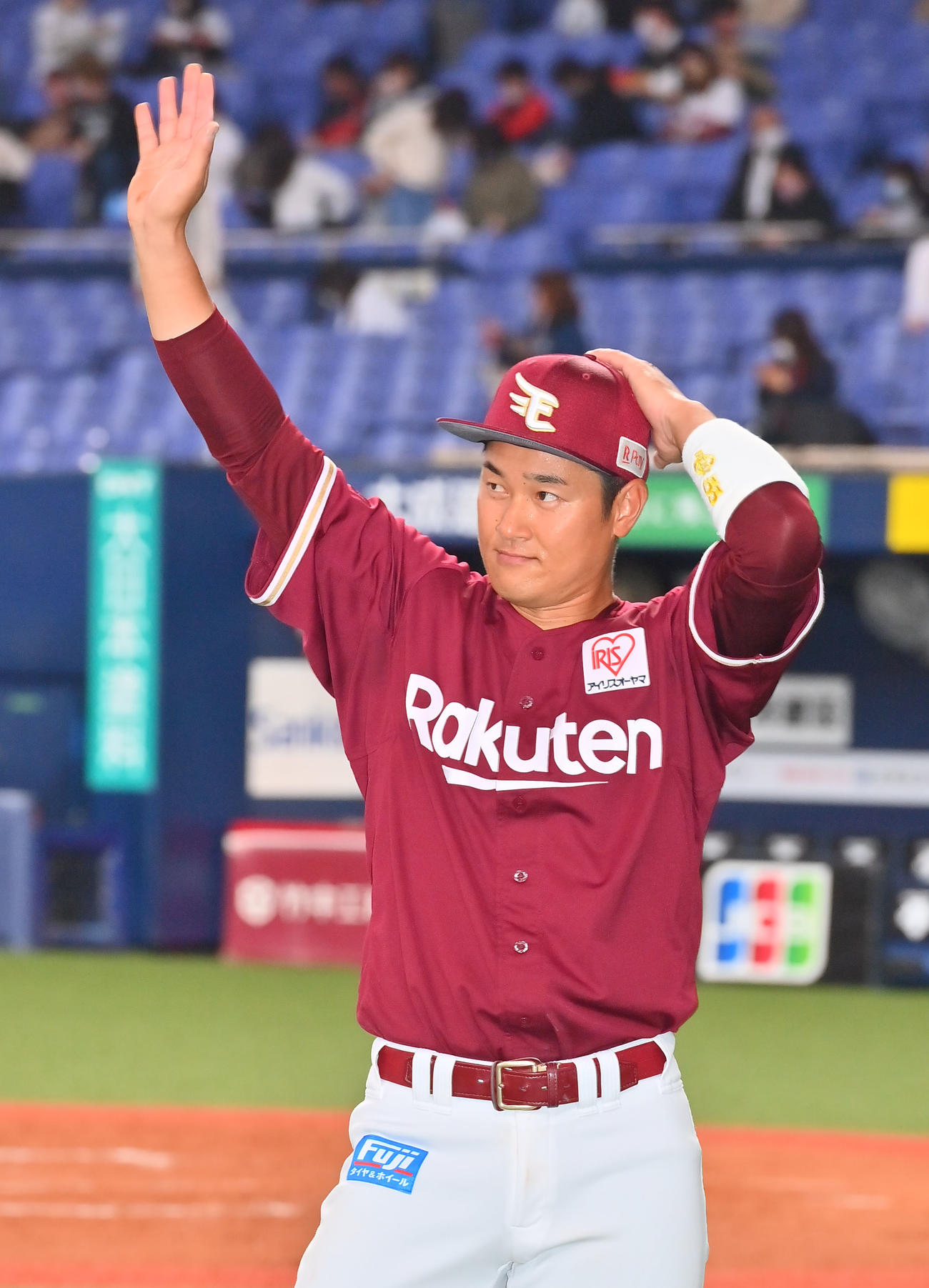 オリックス対楽天　ヒーローインタビュー後、ファンに手を振る楽天銀次（撮影・和賀正仁）
