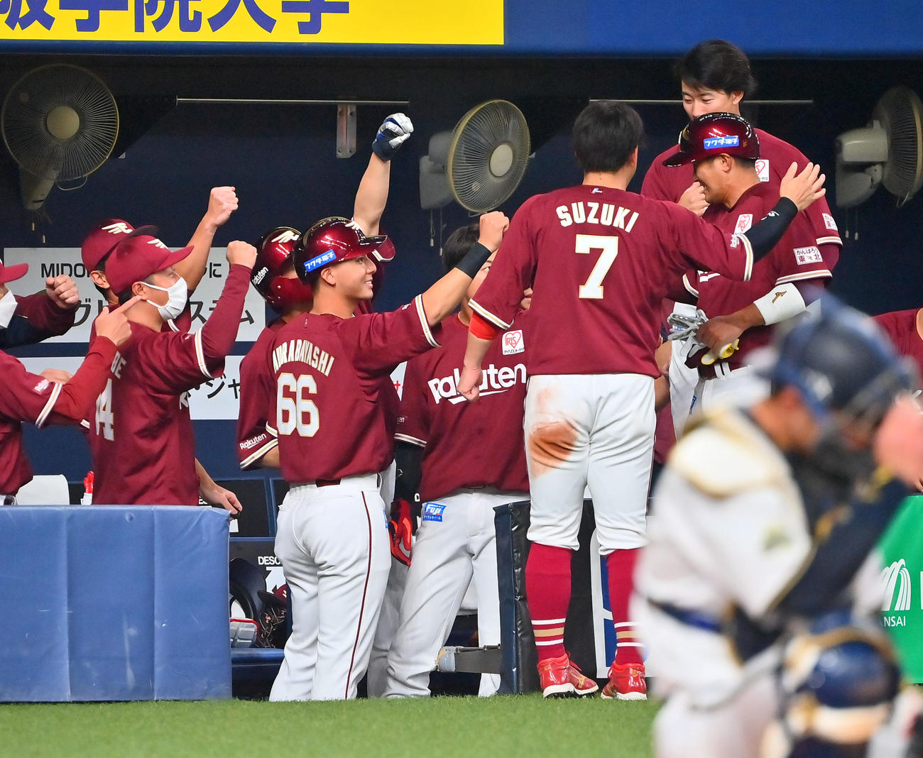 オリックス対楽天　9回表に適時打を放った楽天銀次（右）を迎える楽天ナイン（撮影・和賀正仁）
