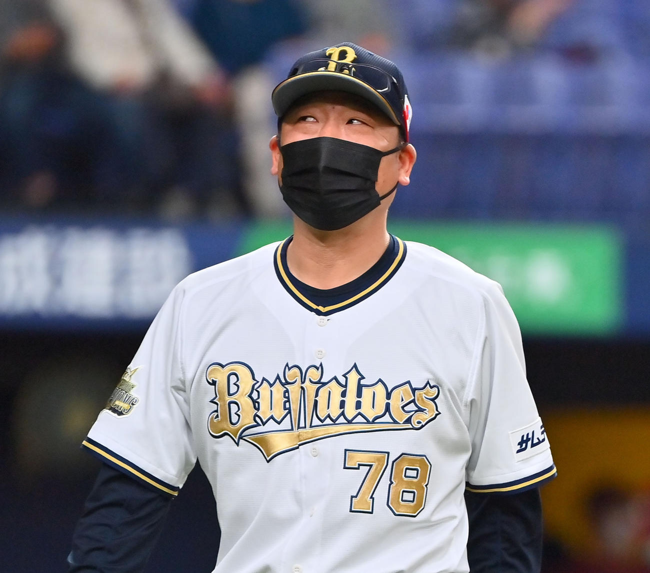 オリックス対楽天　9回、選手の交代を告げるオリックス中嶋監督（撮影・和賀正仁）