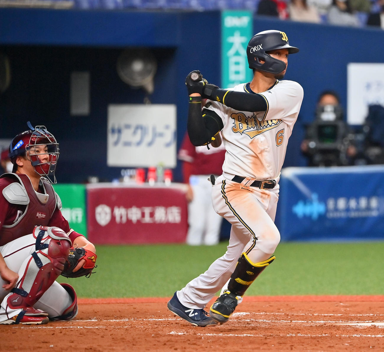 オリックス対楽天　3回表オリックス1死、右翼線に二塁打を放つ宗（撮影・和賀正仁）
