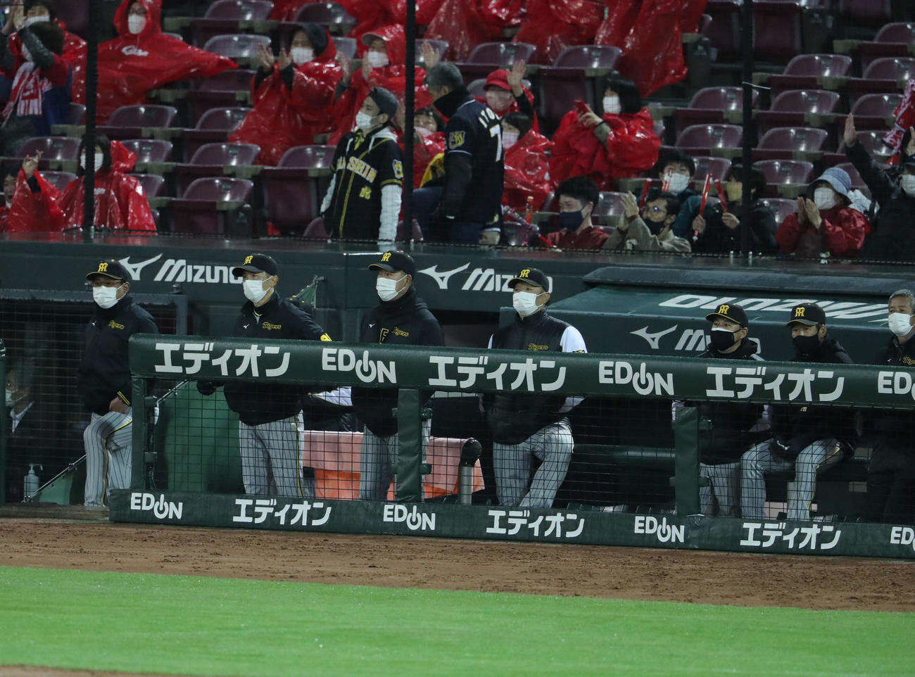 広島対阪神　球団ワーストの開幕6連敗を喫し、落胆する阪神矢野監督（左から2人目）ら（撮影・梅根麻紀）