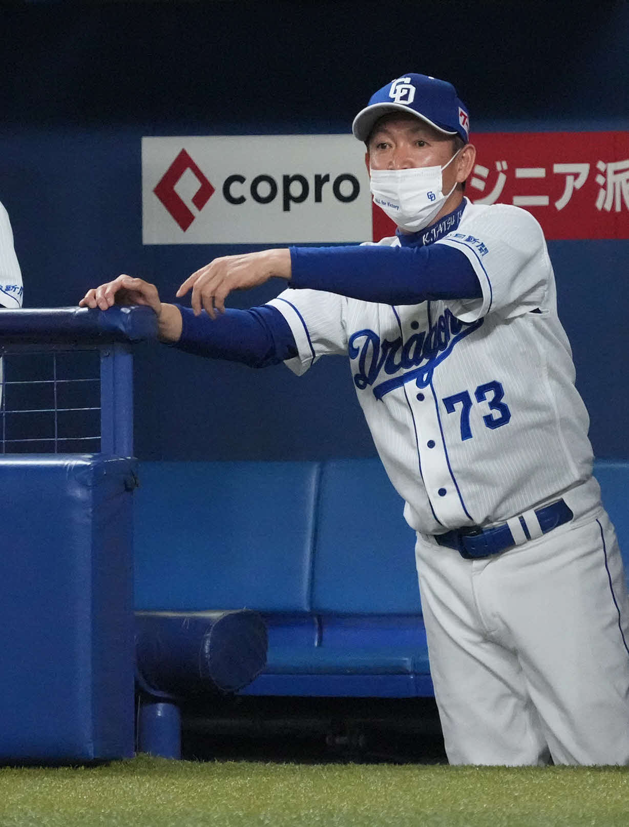 中日対DeNA 9回表DeNA1死二、三塁、申告敬遠をする立浪監督（撮影・森本幸一）