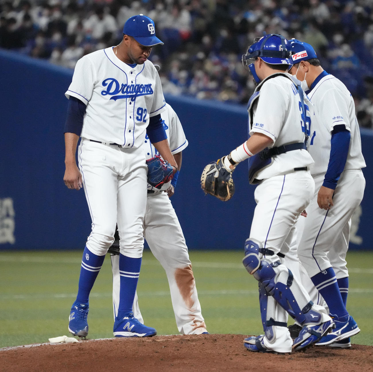 中日対DeNA 9回表DeNA無死一、二塁、マウンド上のR・マルティネスの元に集まる中日ナイン（撮影・森本幸一）