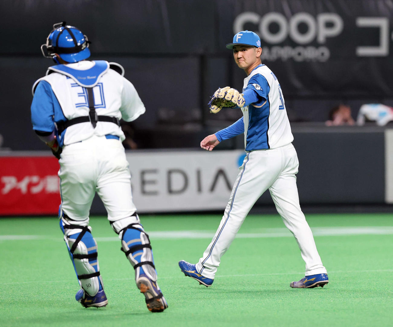日本ハム対西武　2回表西武の攻撃を抑えた立野（右）は笑顔で宇佐見にグラブを突き出す（撮影・浅見桂子）