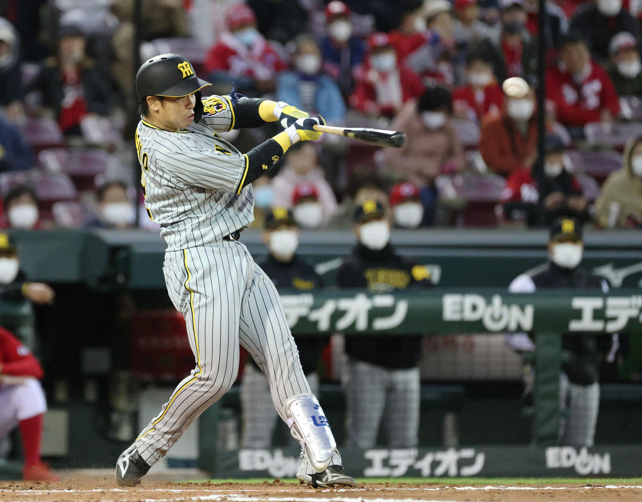 広島対阪神　2回表阪神1死一、二塁、梅野は中前打を放つ（撮影・加藤孝規）