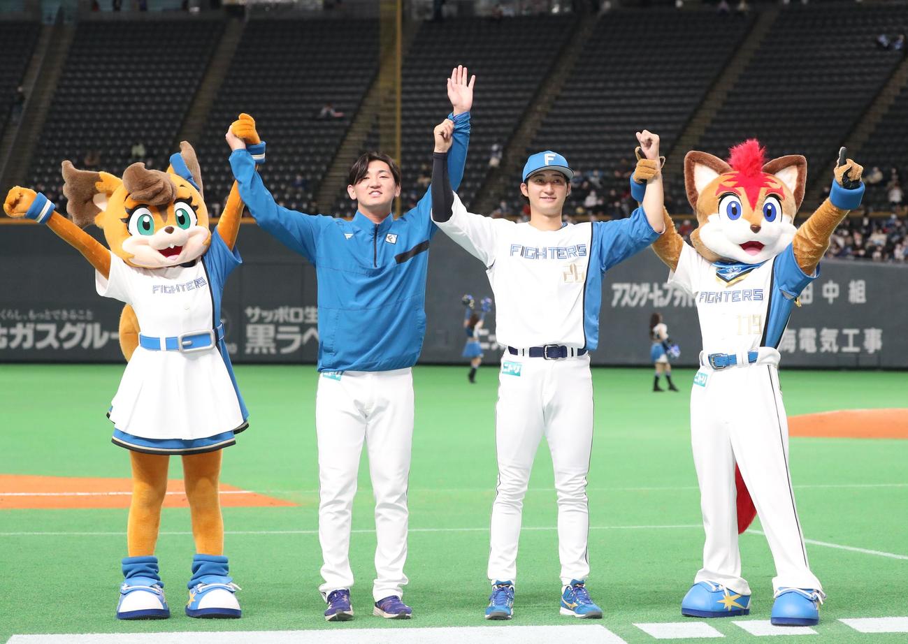 日本ハム対西武　試合後、笑顔を見せる立野（左）と浅間（撮影・黒川智章）