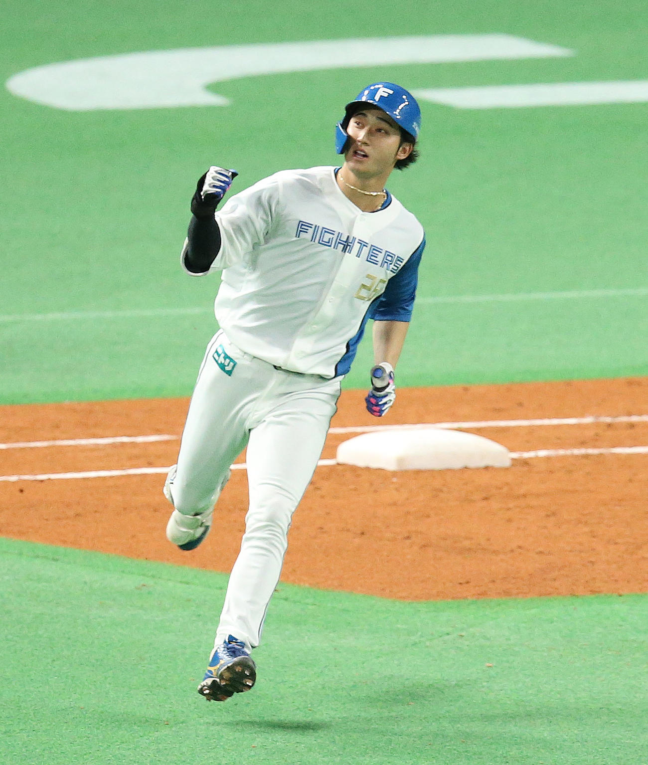 日本ハム対西武　2回裏日本ハム2死一塁、浅間は右越え2点本塁打を放ちガッツポーズをする（撮影・佐藤翔太）