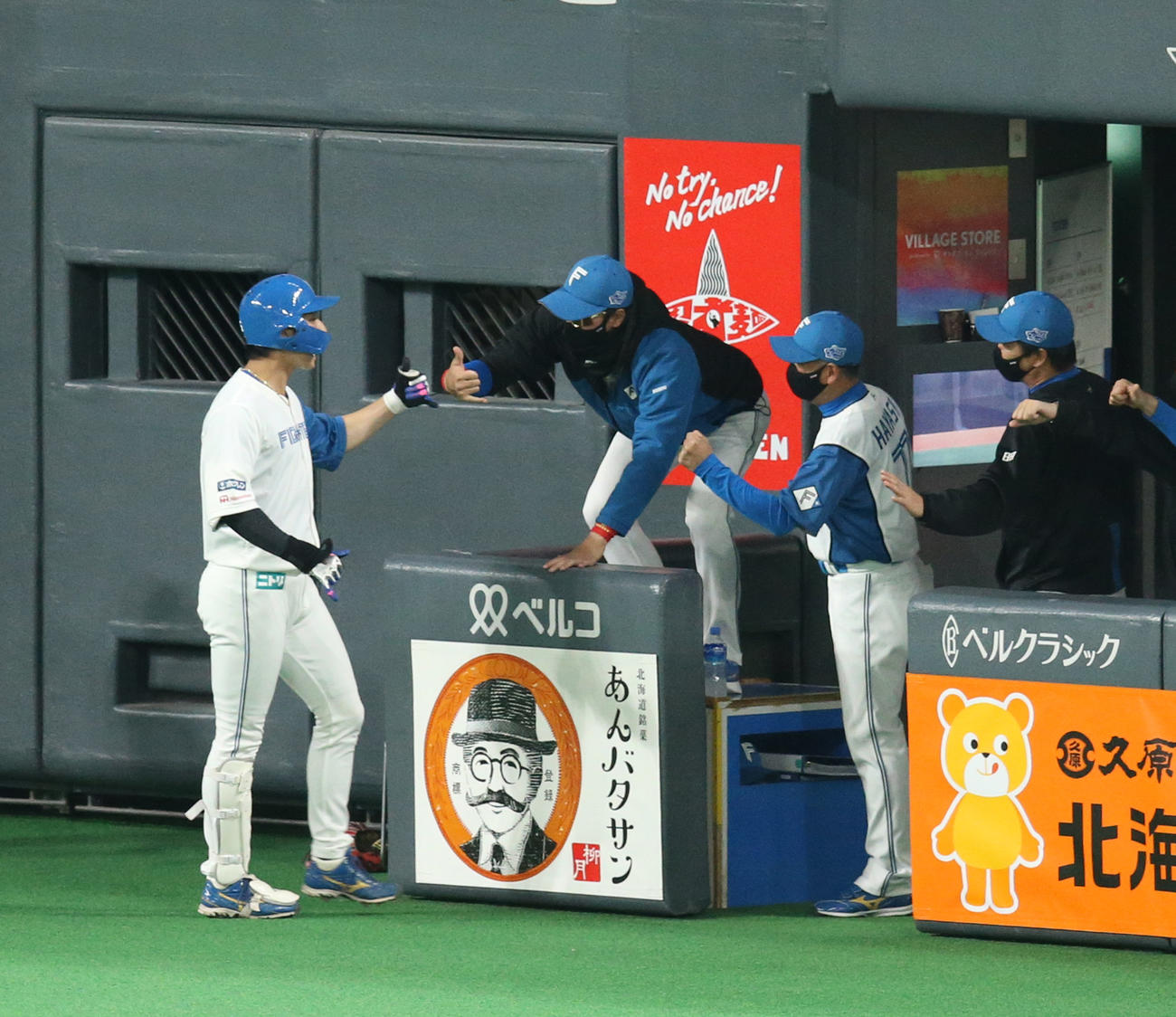 日本ハム対西武　2回裏日本ハム2死一塁、右越え2点本塁打を放った浅間（左）を出迎える新庄監督（撮影・佐藤翔太）