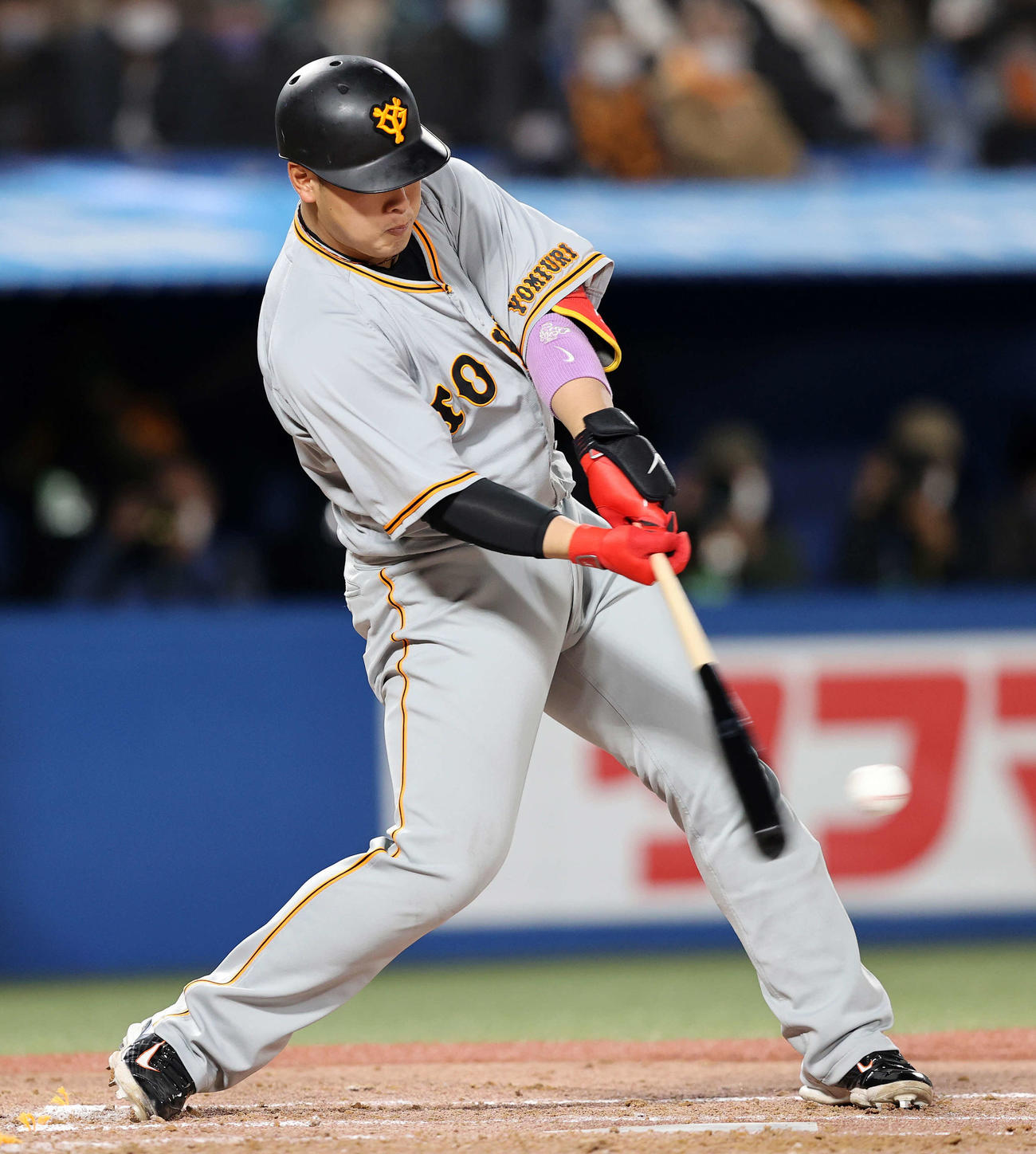 ヤクルト対巨人　4回表巨人1死一、三塁、岡本和は左前適時打を放つ（撮影・鈴木正人）
