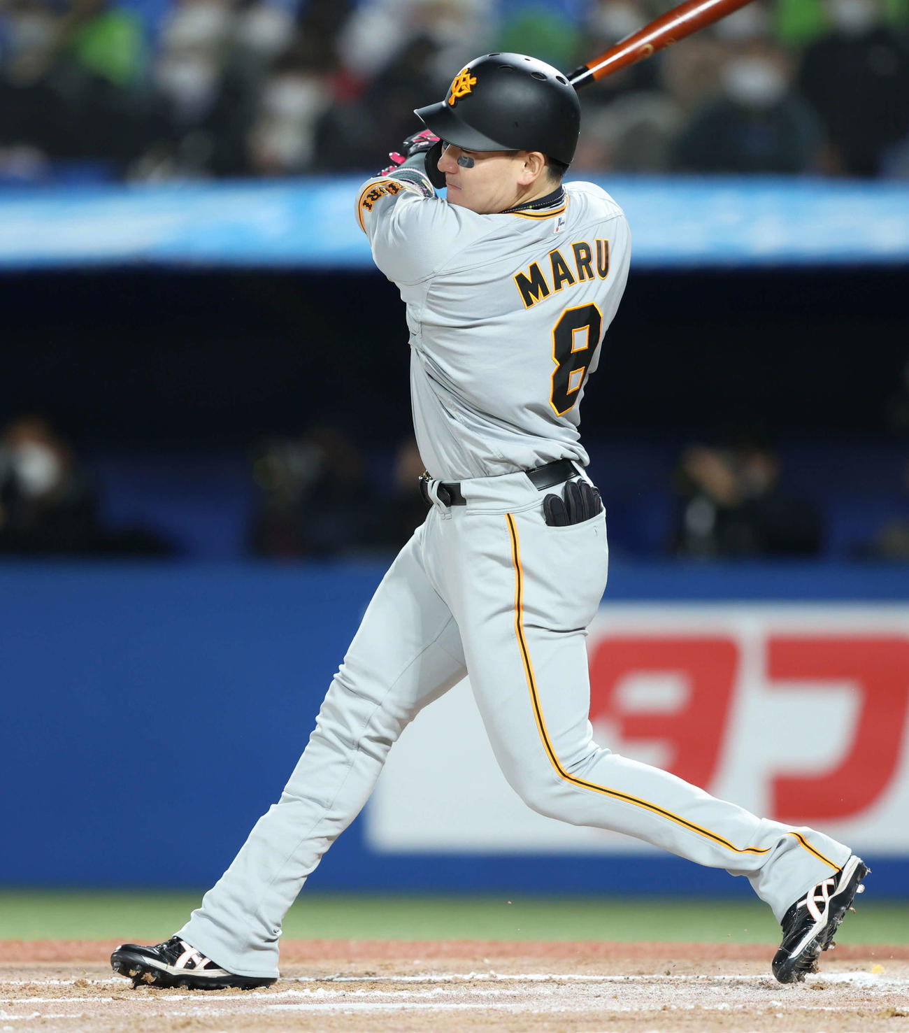 ヤクルト対巨人　6回表巨人2死満塁、中2点適時打を放つ丸（撮影・河田真司）