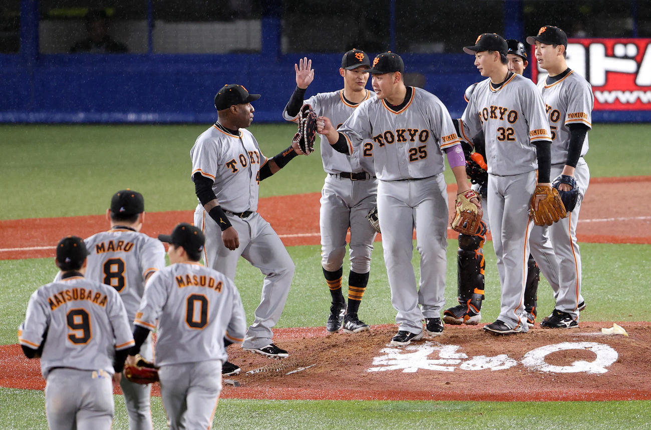ヤクルト対巨人　試合後、喜びを分かち合う岡本和（中央）ら巨人ナイン（撮影・狩俣裕三）