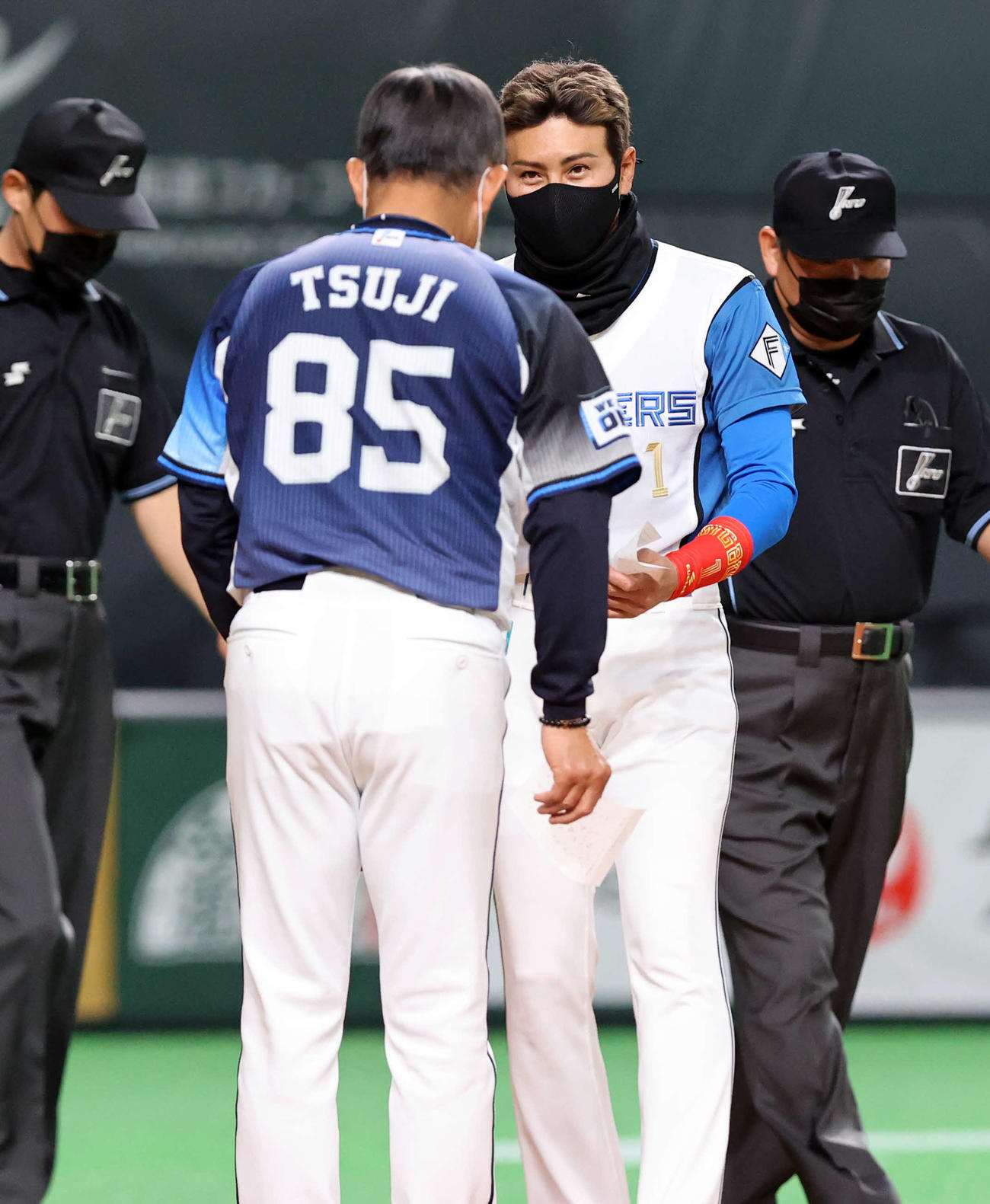 日本ハム対西武　試合開始前、最終のメンバー確認をする西武辻監督（手前）と日本ハム新庄監督（撮影・浅見桂子）