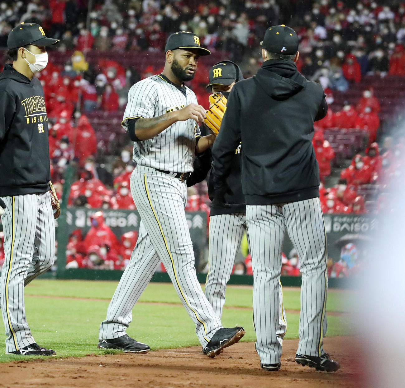 広島対阪神　7回裏、阪神3番手で登板しベンチへ戻るアルカンタラ（撮影・加藤哉）
