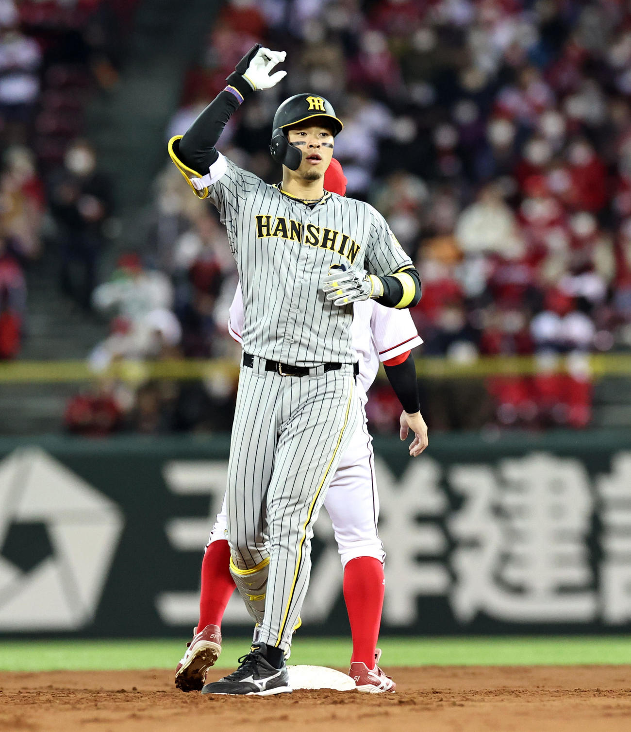 広島対阪神　5回表阪神2死二塁、佐藤輝は適時二塁打を放ち、称賛に応える（撮影・加藤哉）