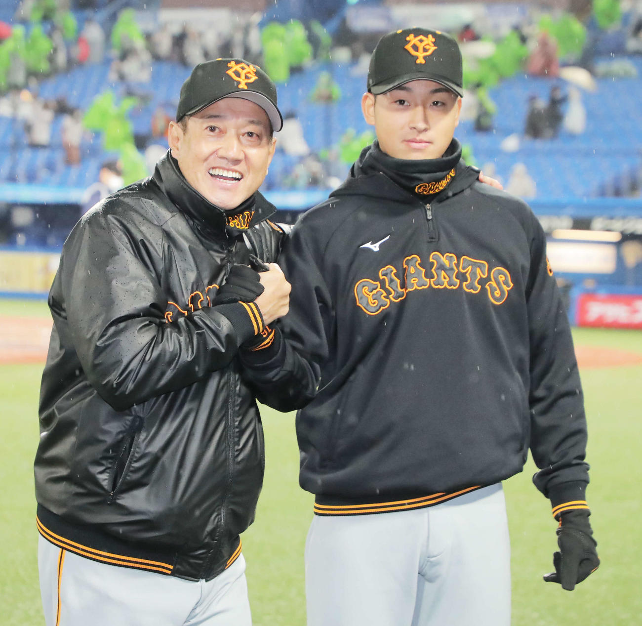ヤクルト対巨人　プロ初勝利し、原監督（左）と握手を交わしながら写真に納まる堀田（撮影・河田真司）