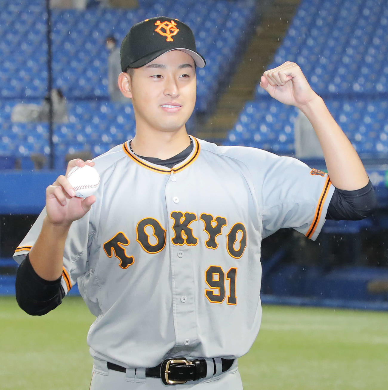 ヤクルト対巨人　プロ初勝利し、勝利球を手に写真に納まる堀田（撮影・河田真司）