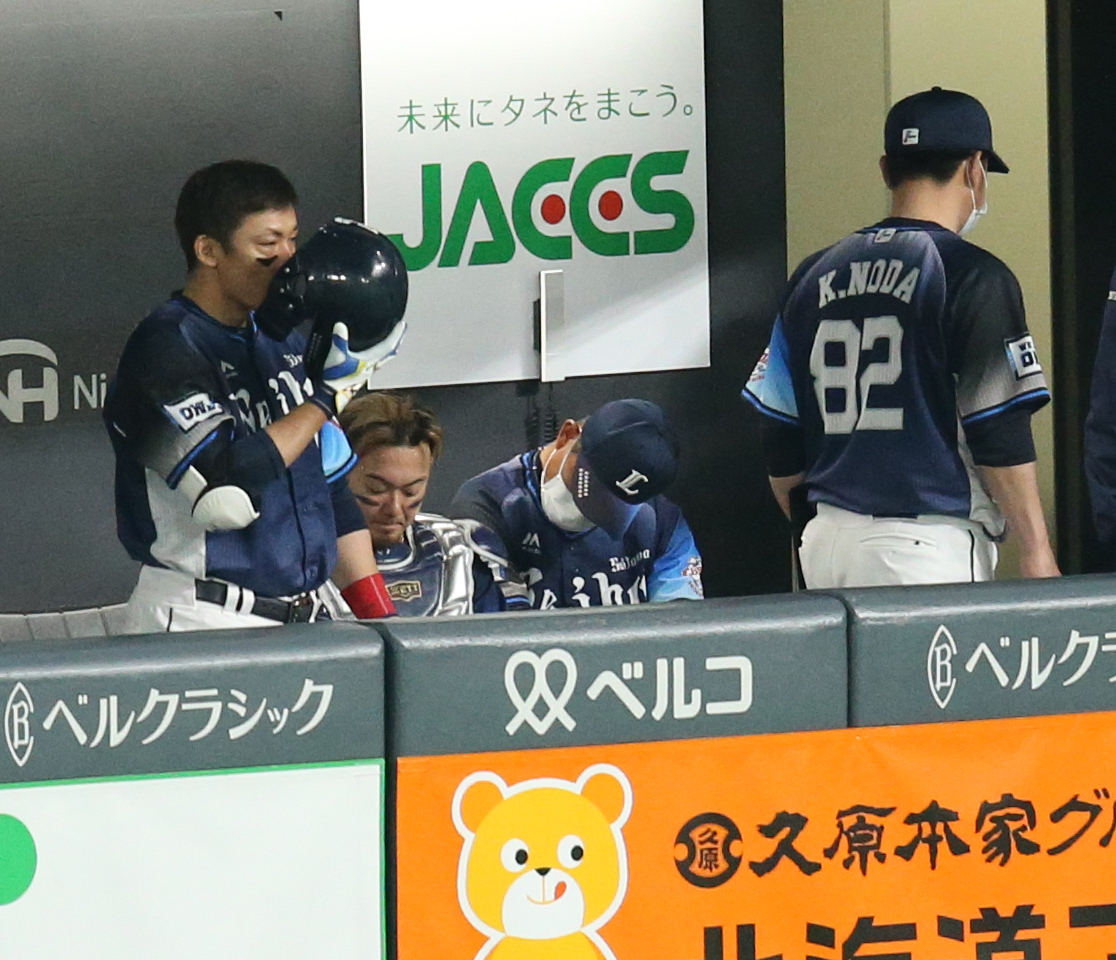 日本ハム対西武　ベンチでうなだれる西武辻監督（中央）（撮影・佐藤翔太）