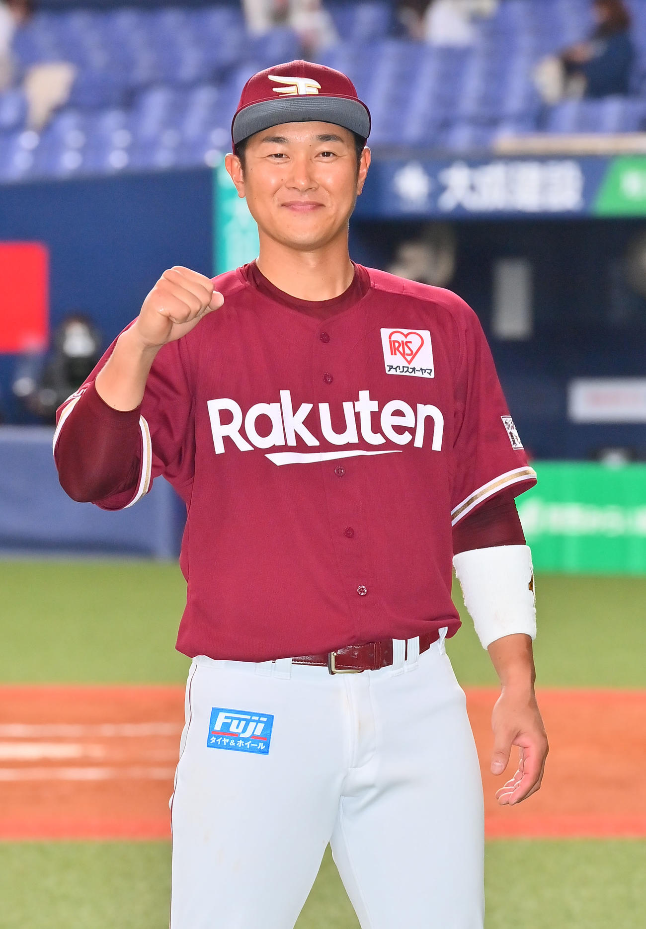 オリックス対楽天　ヒーローインタビュー後、ガッツポーズする楽天銀次（撮影・和賀正仁）