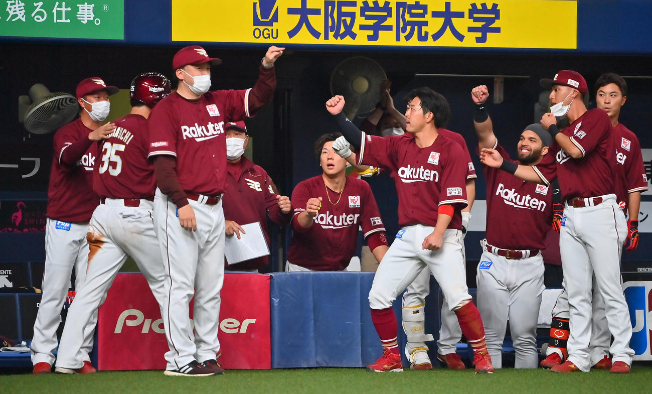 オリックス対楽天　9回表、銀次の適時打で生還した島内（左から2人目）を迎える楽天ナイン（撮影・和賀正仁）