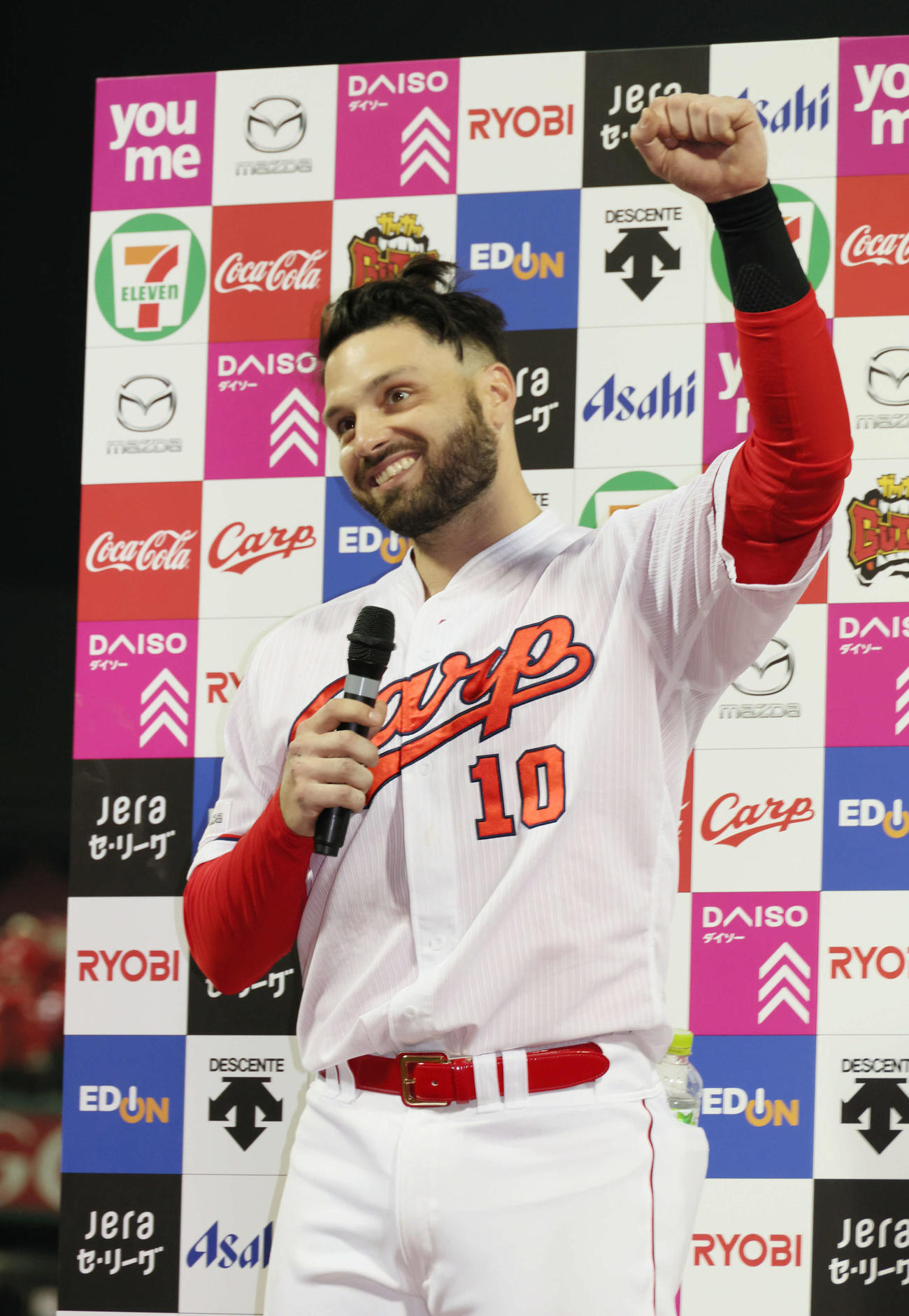 広島対阪神　ヒーローインタビューでお立ち台に上がったマクブルーム（撮影・加藤孝規）