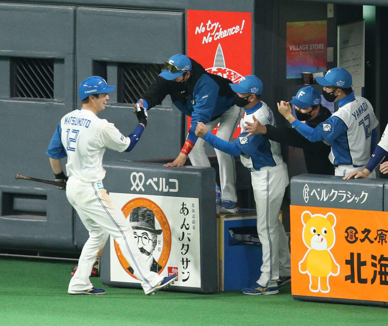 日本ハム対西武　3回裏日本ハム2死二塁、近藤の適時二塁打で生還した松本剛（左）を出迎える新庄監督（撮影・佐藤翔太）