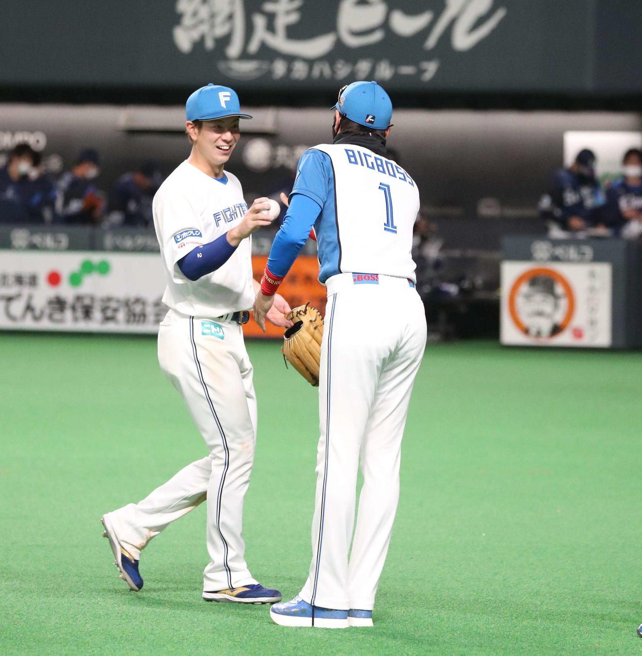 日本ハム対西武　試合後、松本剛（左）は監督初勝利記念のウイニングボールを新庄監督に手渡す（撮影・黒川智章）