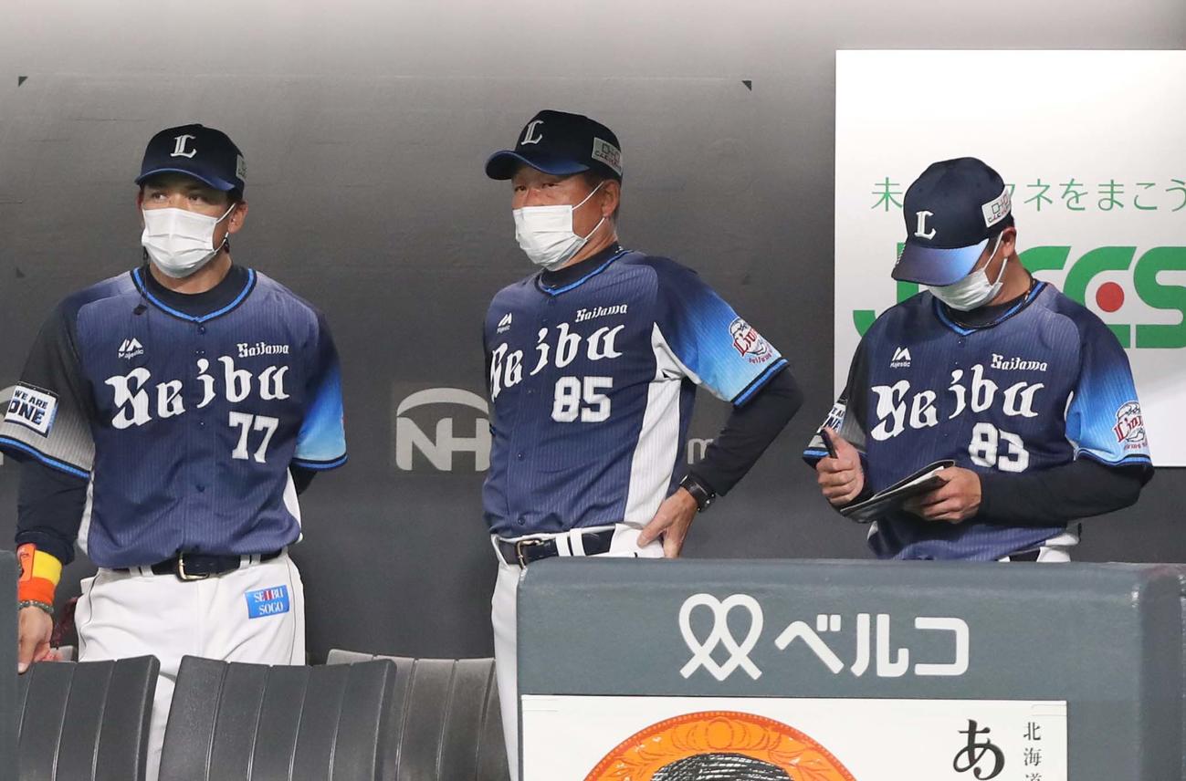 日本ハム対西武　試合を見つめる辻監督（中央）（撮影・黒川智章）