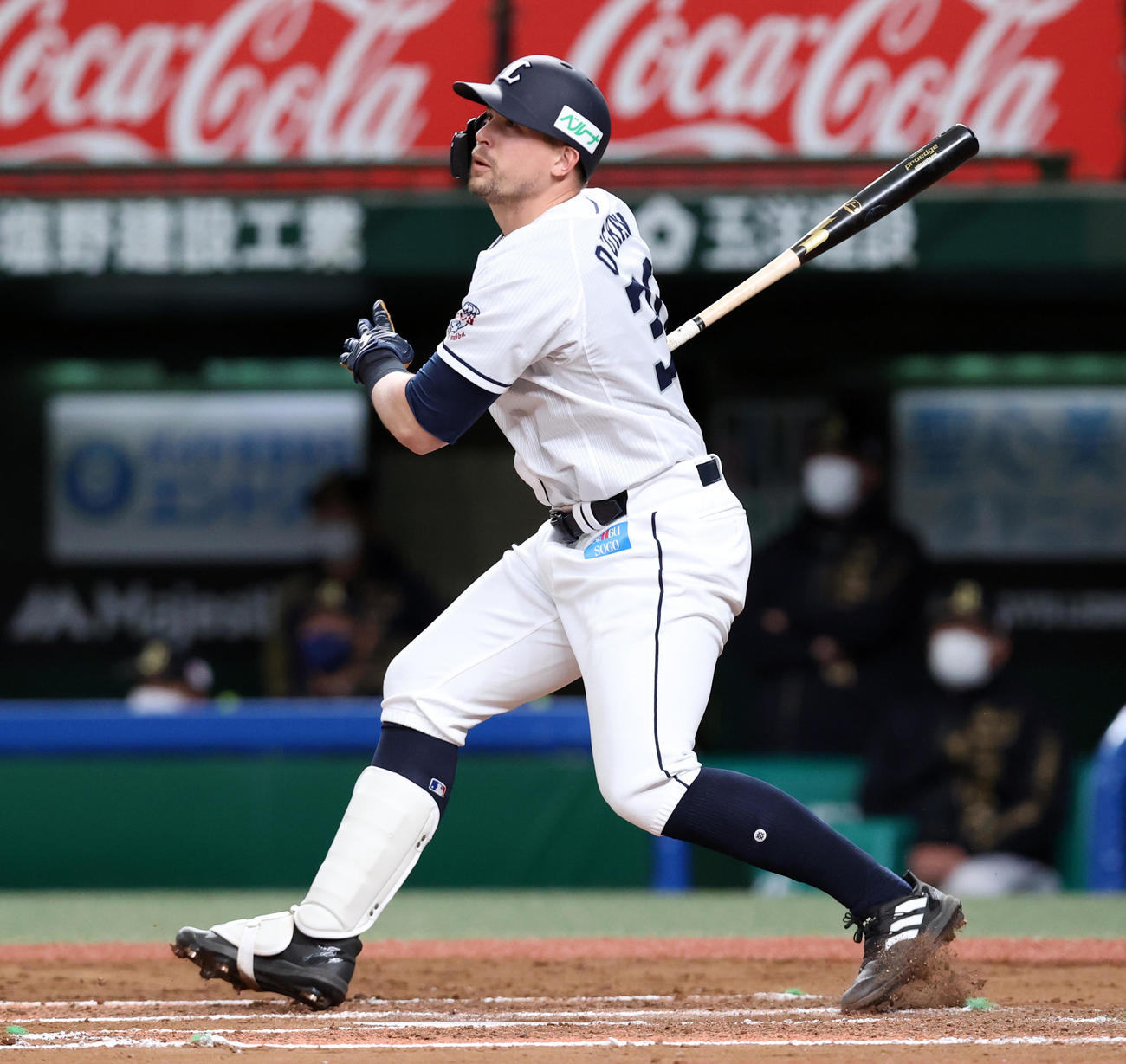 西武対オリックス　6回裏西武無死一、二塁、オグレディは左適時二塁打を放つ（3月27日撮影）