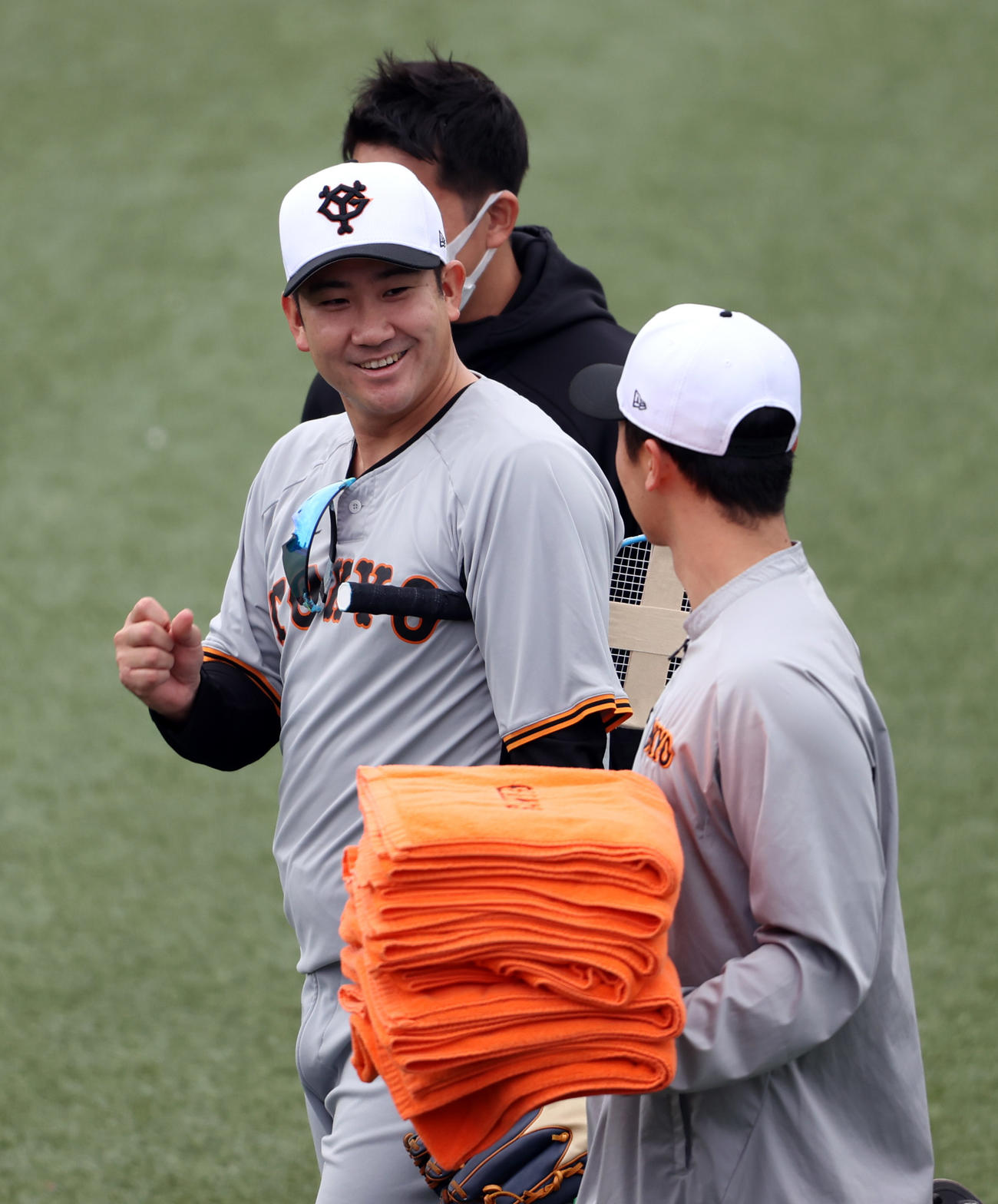 ヤクルト対巨人　試合前の練習で笑顔を見せる巨人菅野（2022年3月31日撮影）