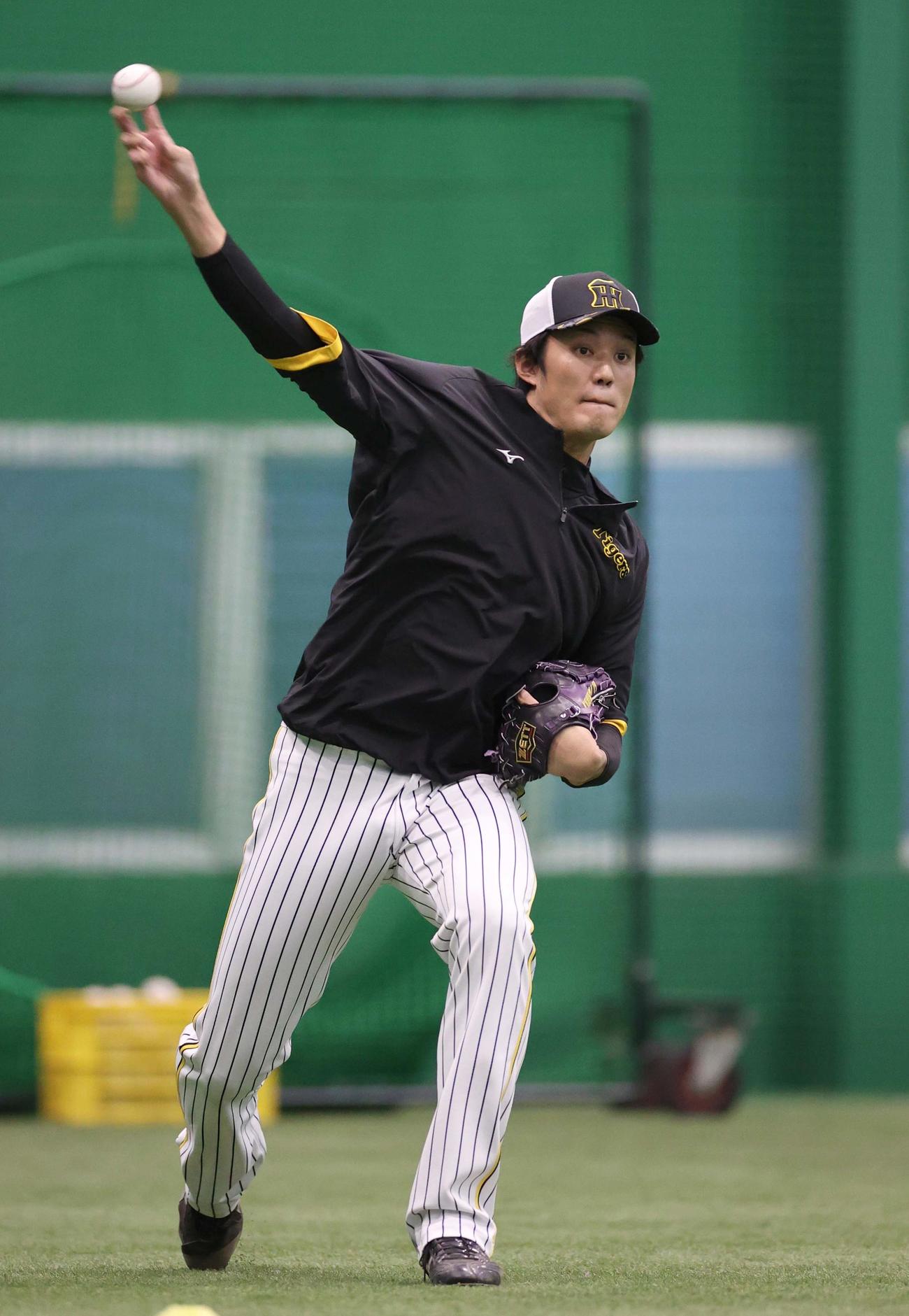28日、キャッチボールで調整する藤浪