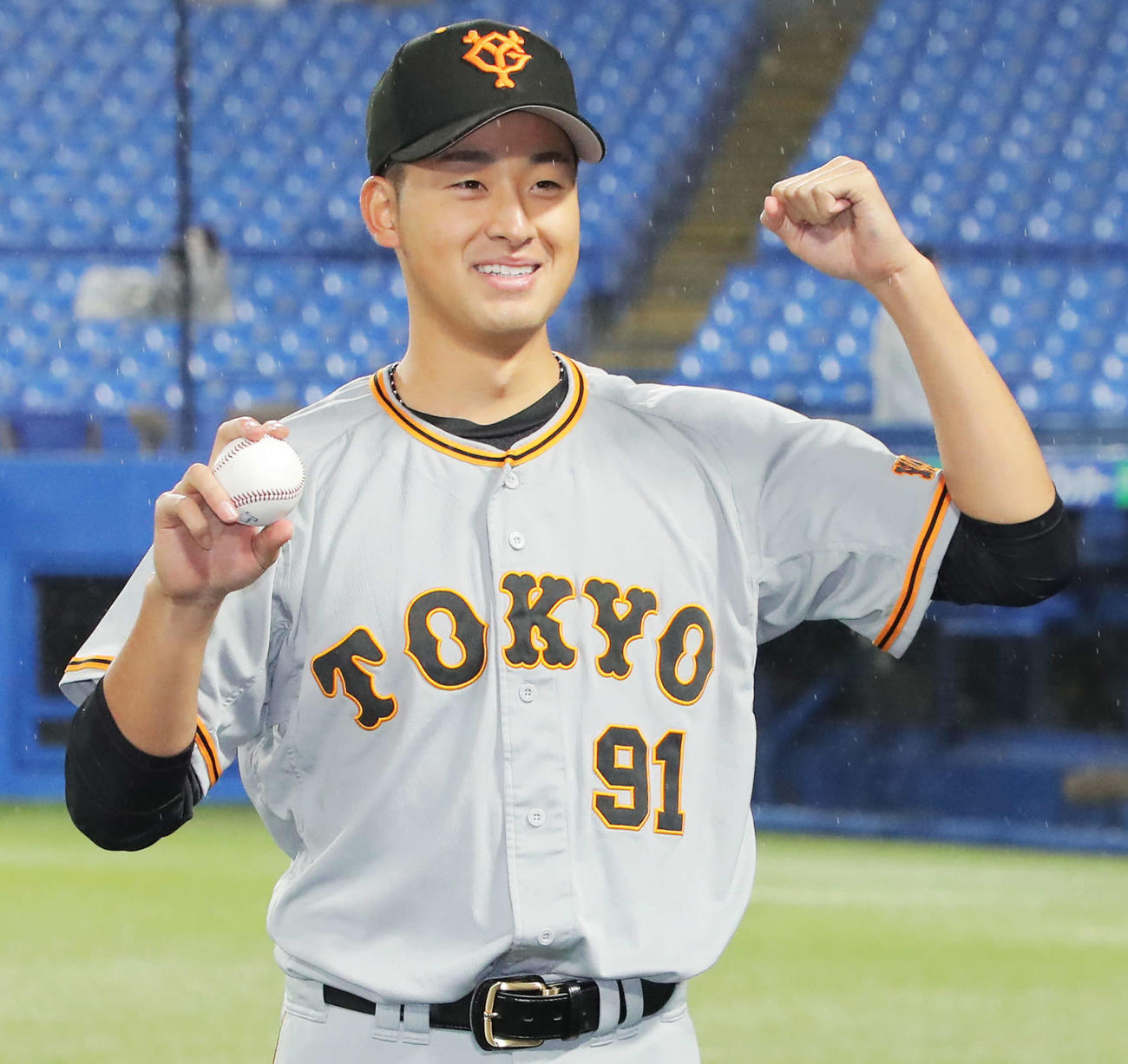 ヤクルト対巨人　プロ初勝利を挙げた堀田は記念球を手に笑顔でポーズ（撮影・河田真司）