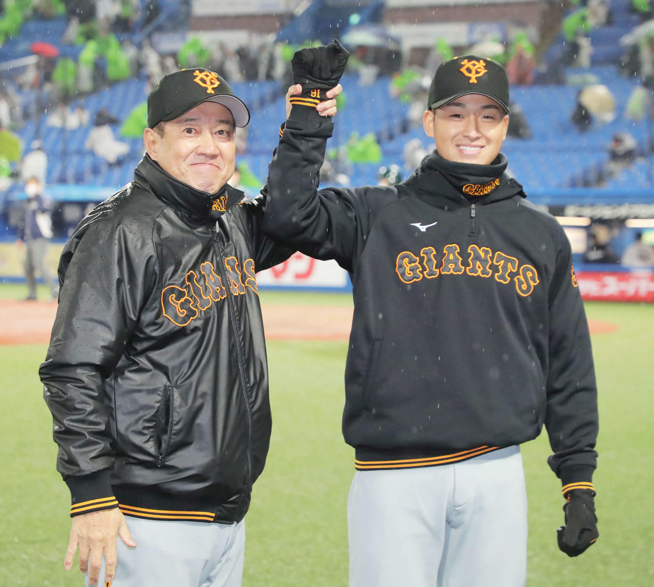 ヤクルト対巨人　プロ初勝利し、原監督（左）と写真に納まる堀田（撮影・河田真司）