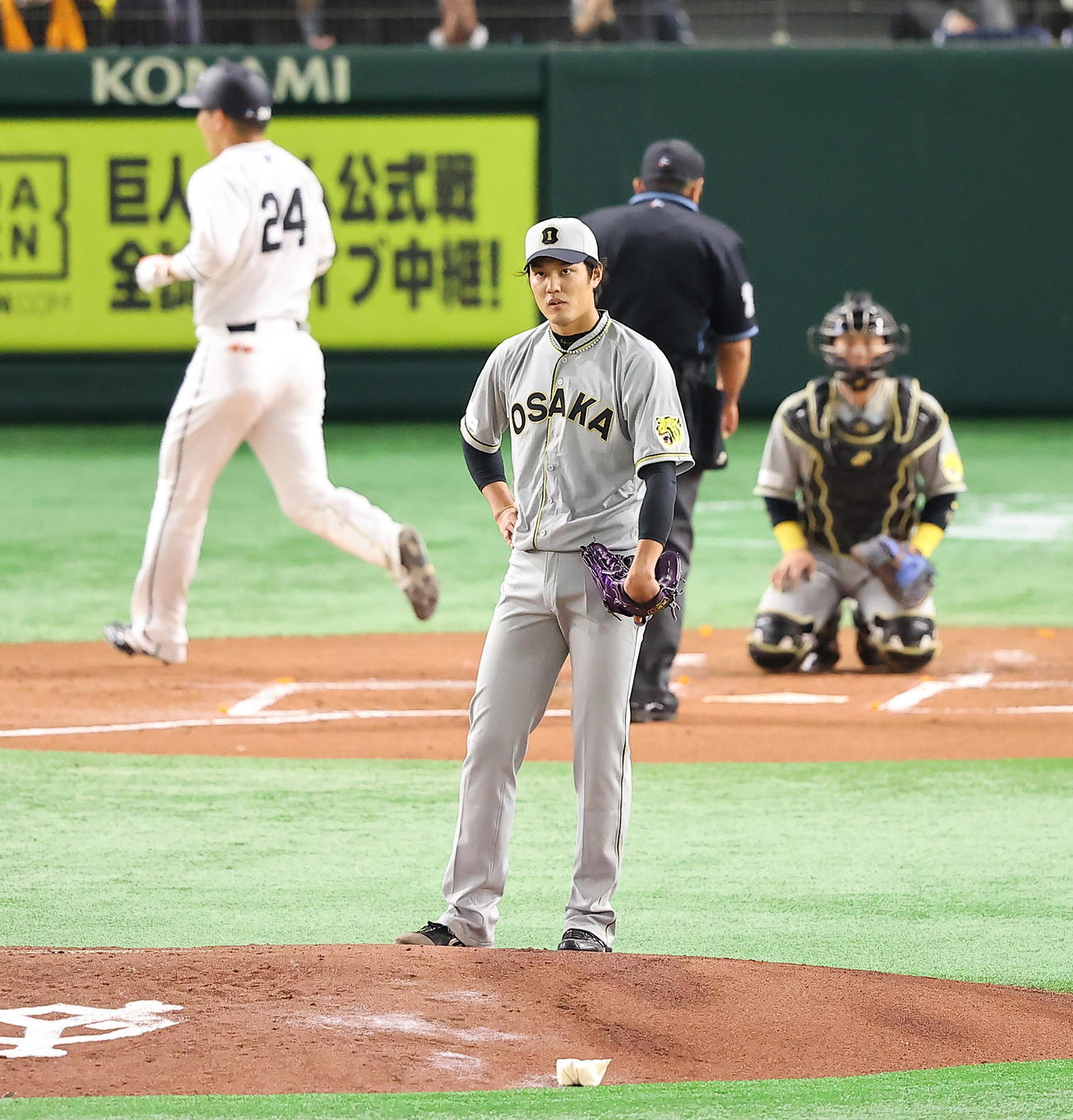 巨人対阪神　2回裏巨人1死、大城（左）ににソロ本塁打を浴びぼうぜんとスコアボードを見つめる藤浪（撮影・垰建太）