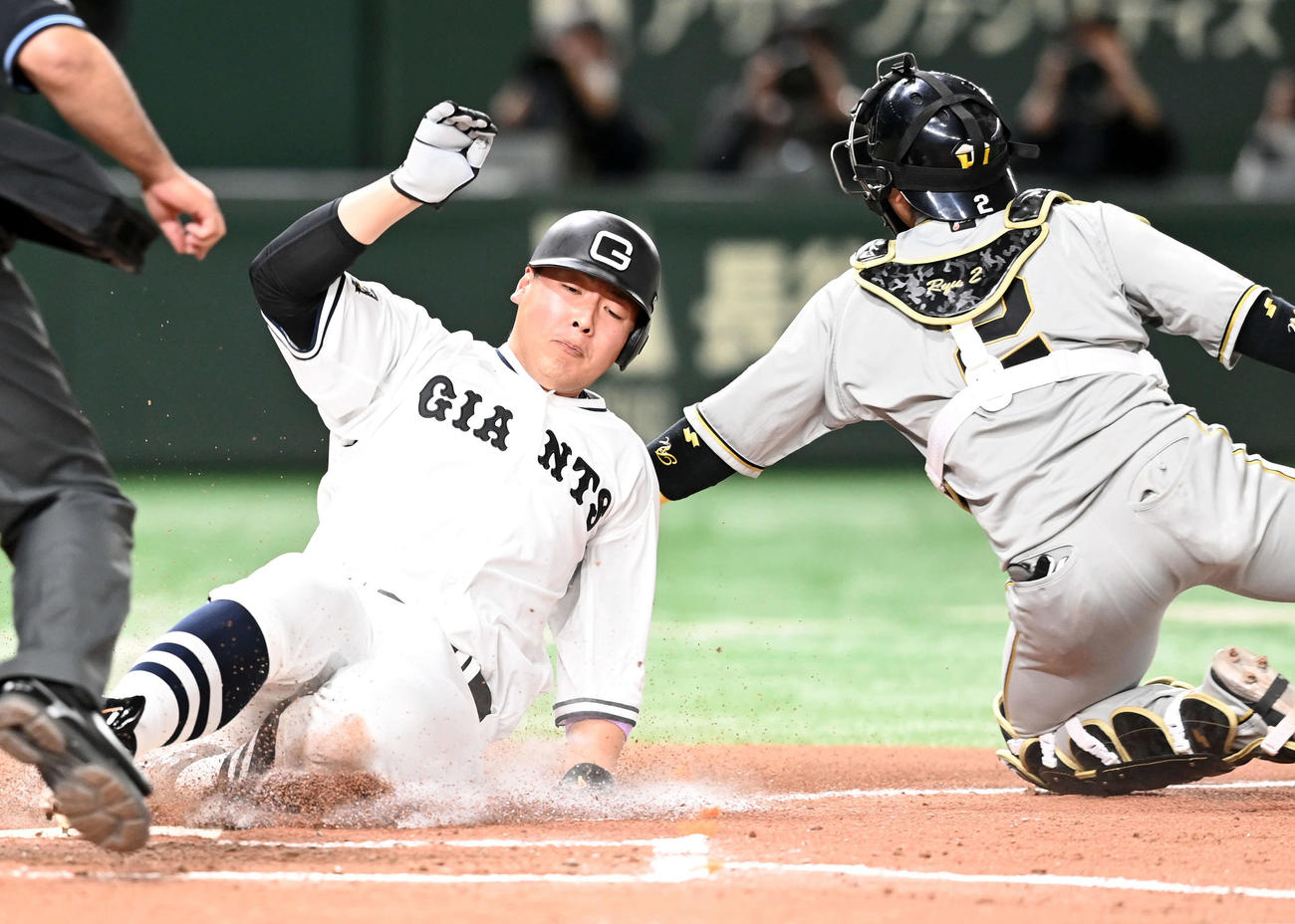巨人対阪神　3回裏巨人2死満塁、丸の右前打で生還する岡本和（撮影・たえ見朱実）